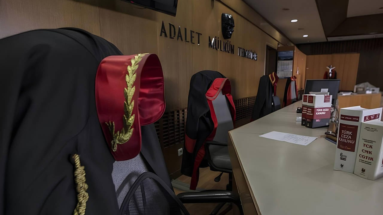 Adliyede ortalık karıştı! Hakime saldıran kişi şaşırttı