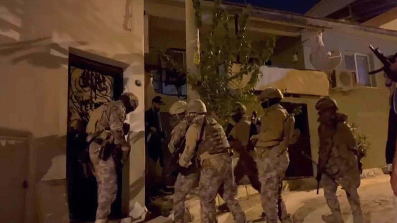 İzmir'de FETÖ operasyonu: 12 gözaltı