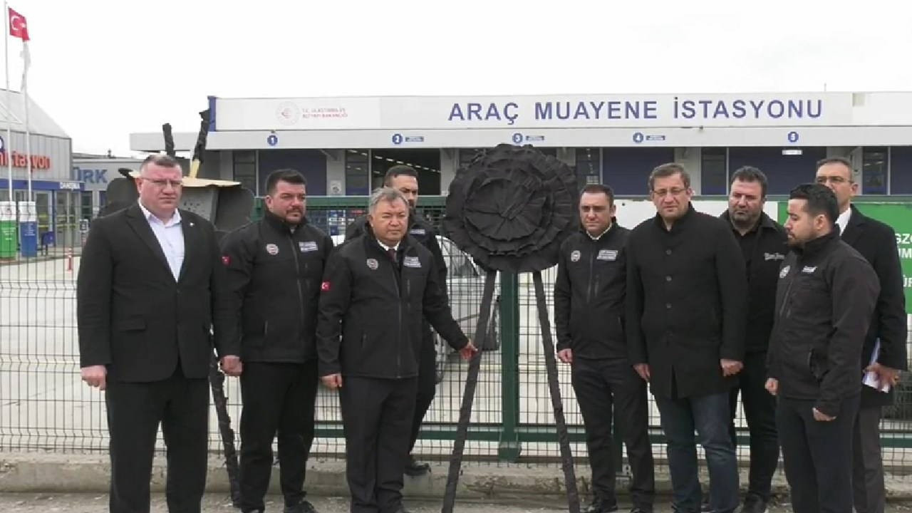 TÜVTÜRK önüne siyah çelenk bırakıldı: 'TÜVTÜRK acilen kamulaştırılmalı'