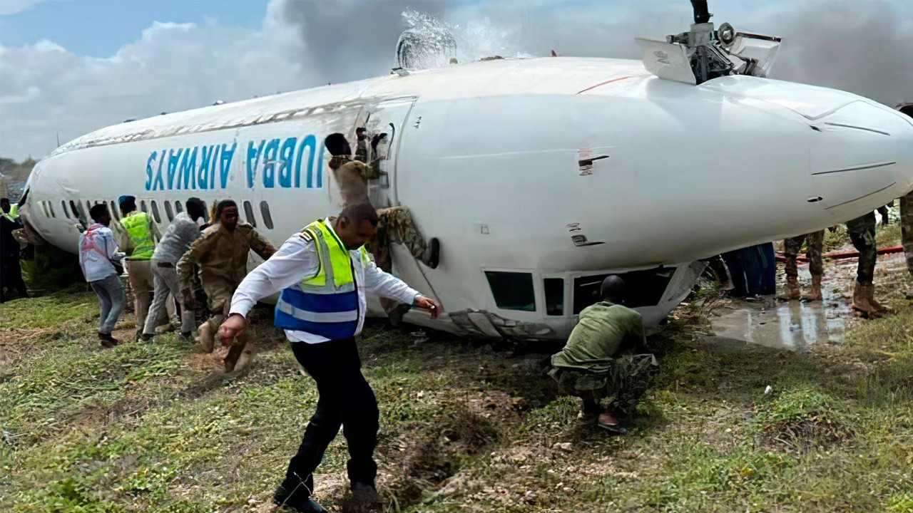 Yürekler ağza geldi! Uçağın kanadı koptu! İşte o anlar...