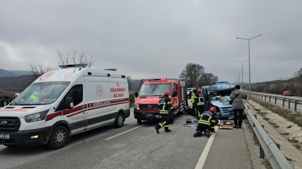 Çorum'da minibüs ile tır çarpıştı: 1 ölü, 2 yaralı
