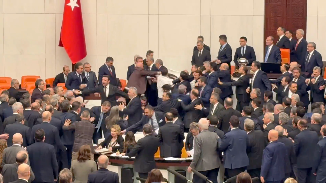 CHP’nin kürsü işgali TBMM’nin mirasıyla bağdaşmıyor