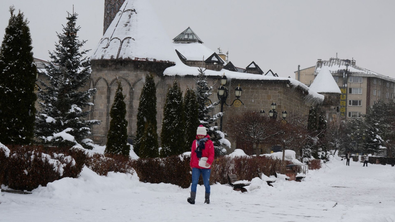Erzurum’da kar kalınlığı iki metreyi geçti: Onlarca köy yolu ulaşıma kapandı