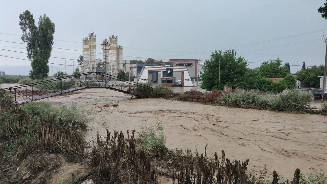 Aydın’da dere taştı! 9 ev tedbir amaçlı tahliye edildi