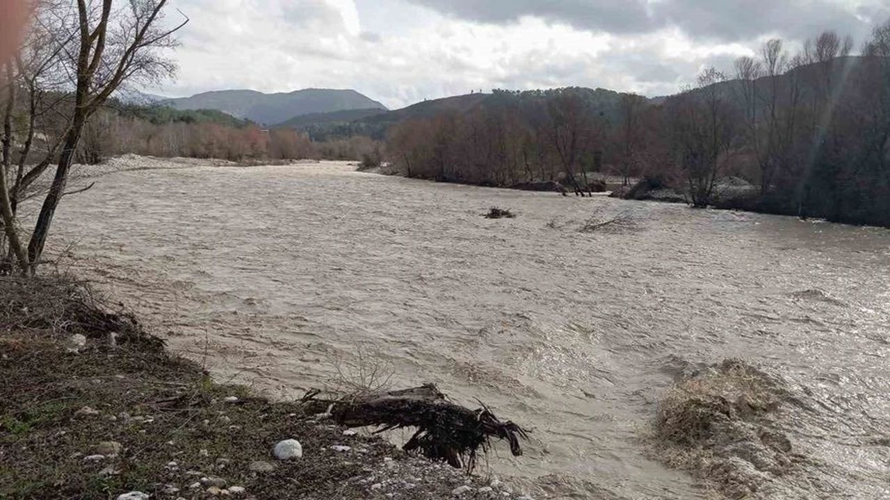 Denizli'de dere taştı, yol trafiğe kapandı!