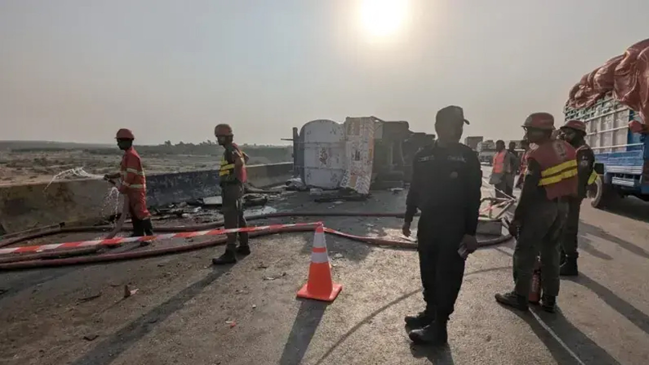 Otoyolda feci kaza! Petrol tankeri minibüsün üstüne devrildi