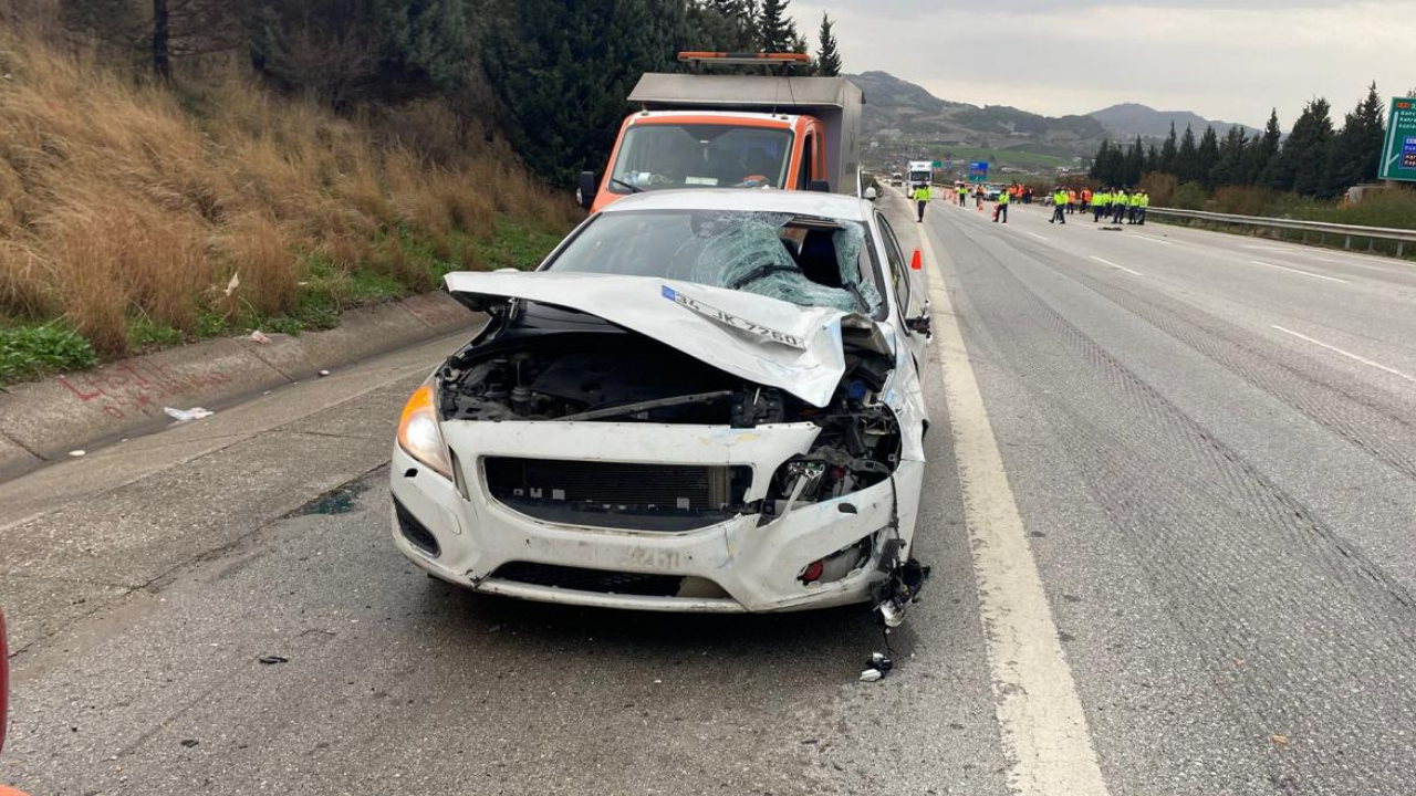 Otoyolda temizlik yapan personellere otomobil çarptı: 1 ölü