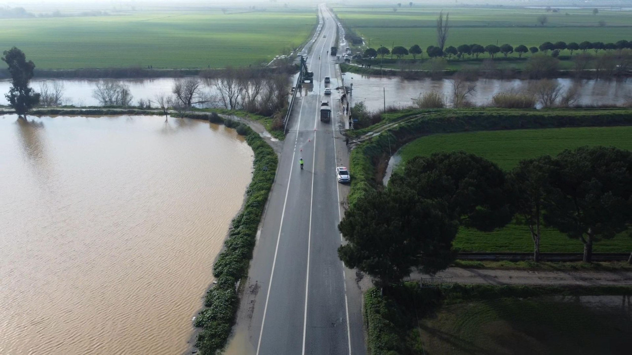 Büyük Menderes Nehri yine taştı: Tarım alanları sulara gömüldü
