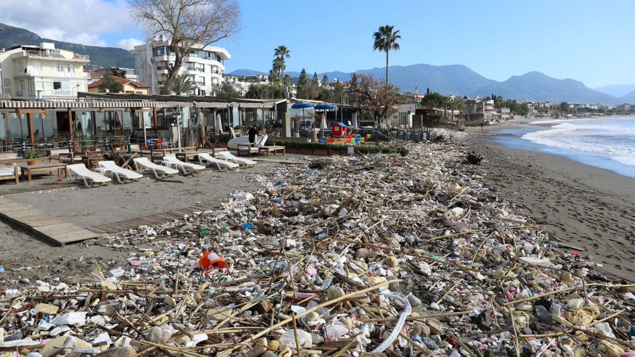 Antalya’da sağanak sonrası deniz istifra etti! Sahil çöplüğe döndü