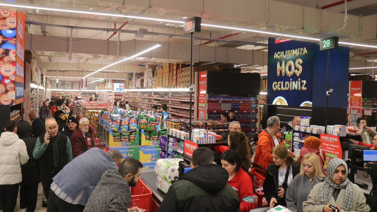 Bu kadarı ‘yok artık’ dedirtti: İndirim için 8 saat bekleyip çadır kurmayı düşünmüşler