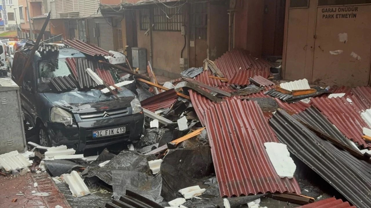 İstanbul’da fırtına! Bazı binaların çatıları uçtu