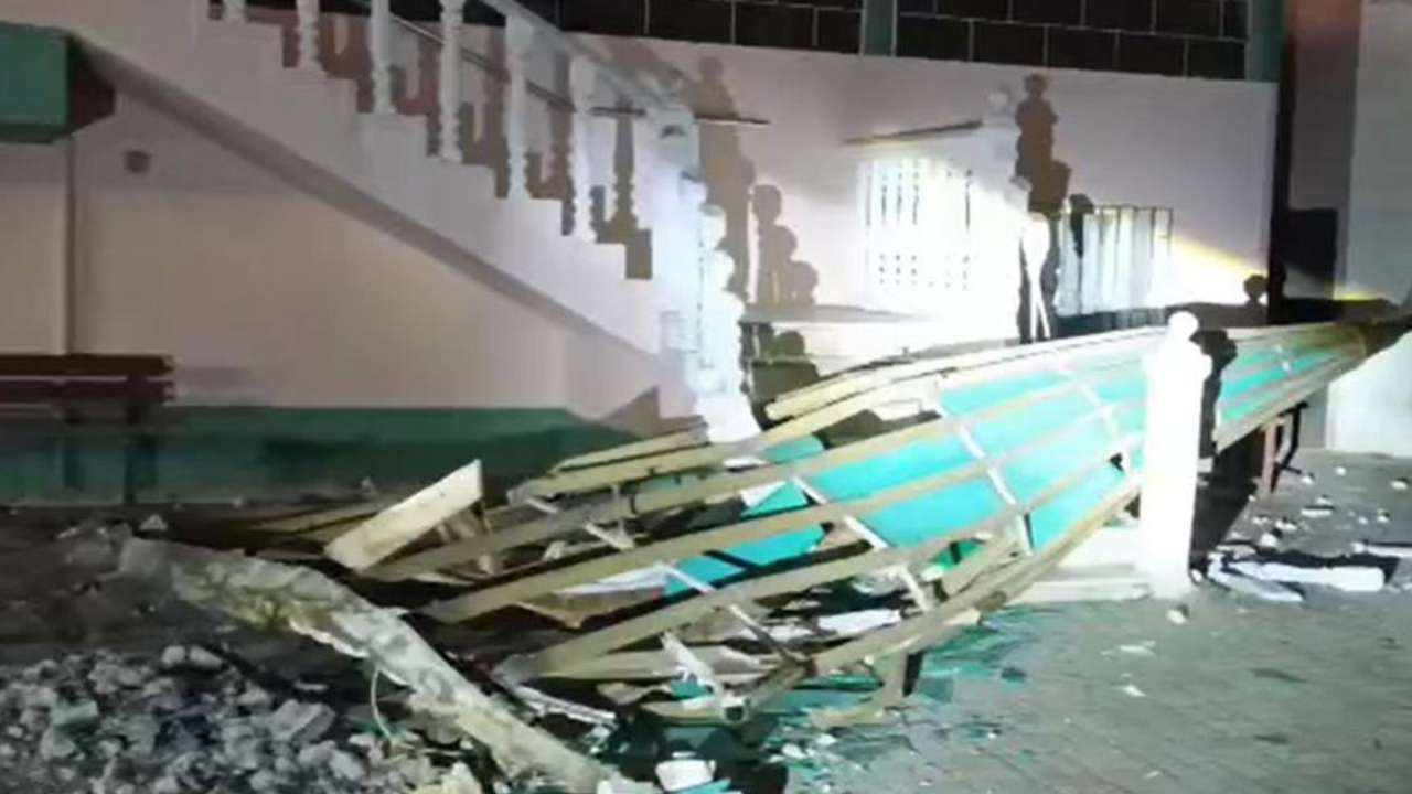 Manisa'yı fırtına vurdu: Çatılar uçtu, ağaçlar devrildi