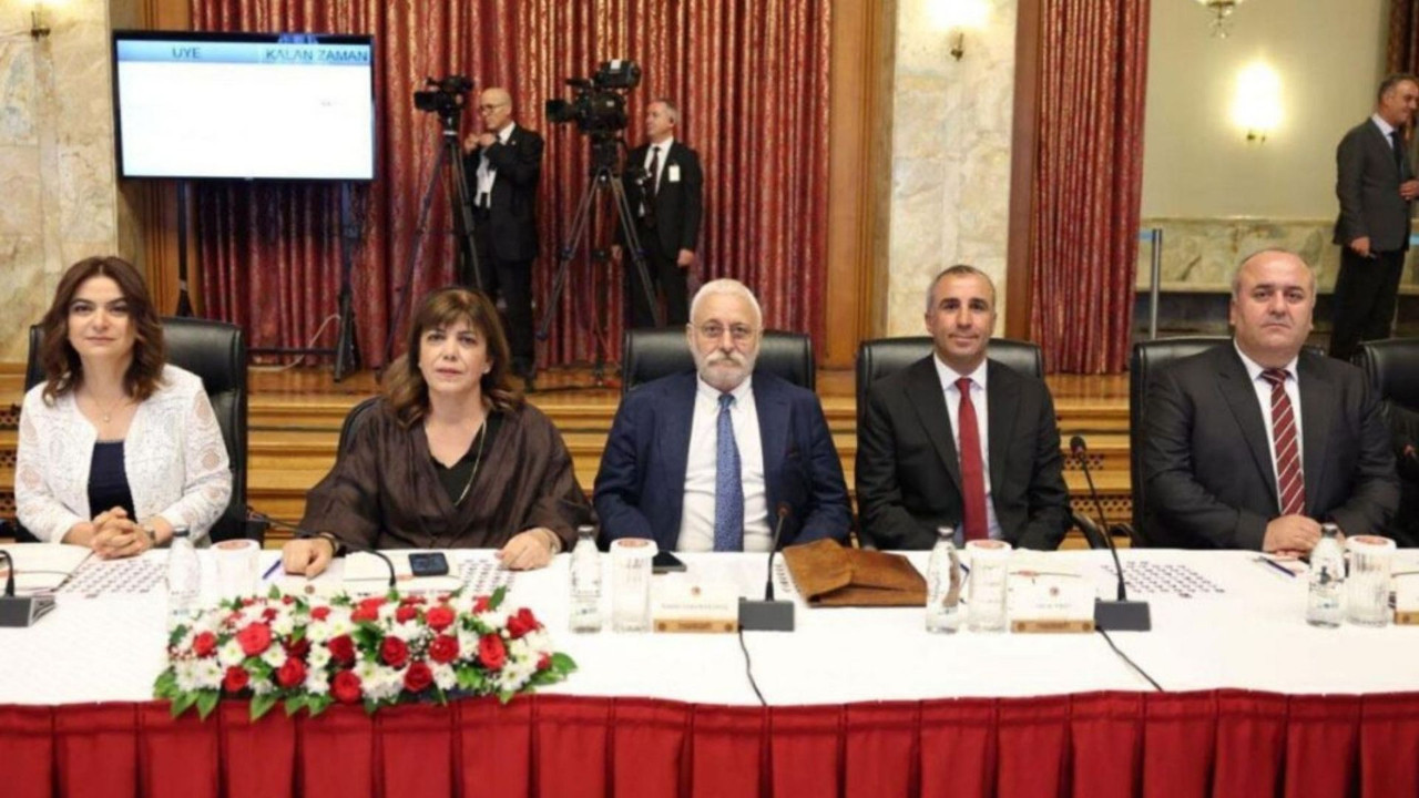 DEM Parti’nin komisyon raporu şerhi tartışma yarattı: ‘Çok dillilik’ ve ‘PKK’ itirazı