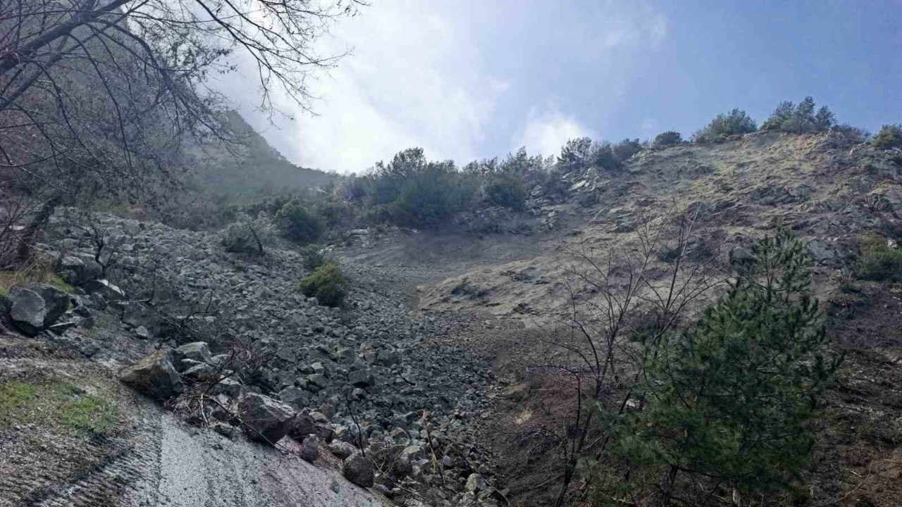 Denizli Buldan’da toprak kayması: Çatak Mahallesi yolu ulaşıma kapandı