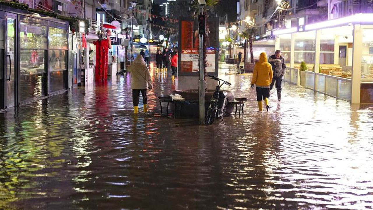 İzmir’de sağanak su baskınlarına yol açtı