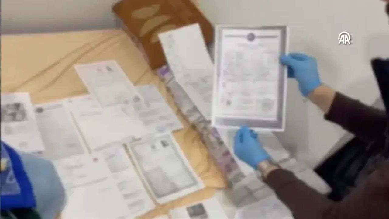 'Sahte belgelerle ikamet izni' operasyonu: 40 tutuklama