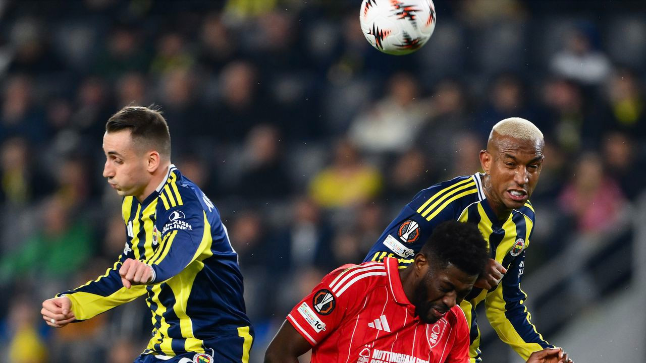 Fenerbahçe, sahasında ağır yenilgi aldı