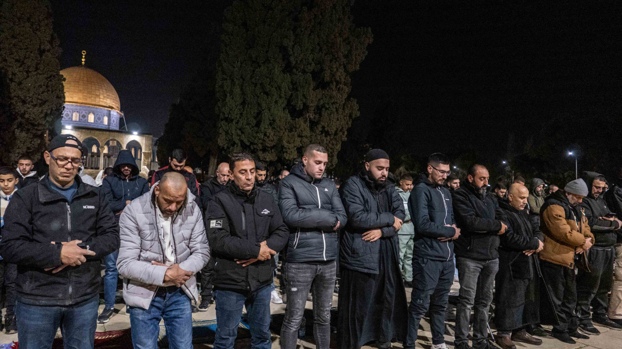 İsrail’in kısıtlaması engel olamadı! Mescid-i Aksa’yı Ramazan coşkusu sardı! İşte objektiflere yansıyanlar