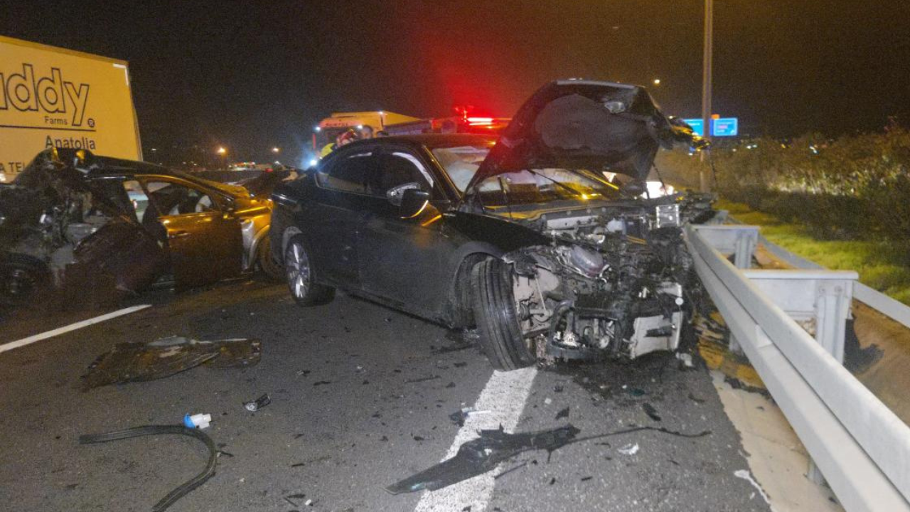 Otoyolda arızalanan otomobile kamyon çarptı: 1 yaralı