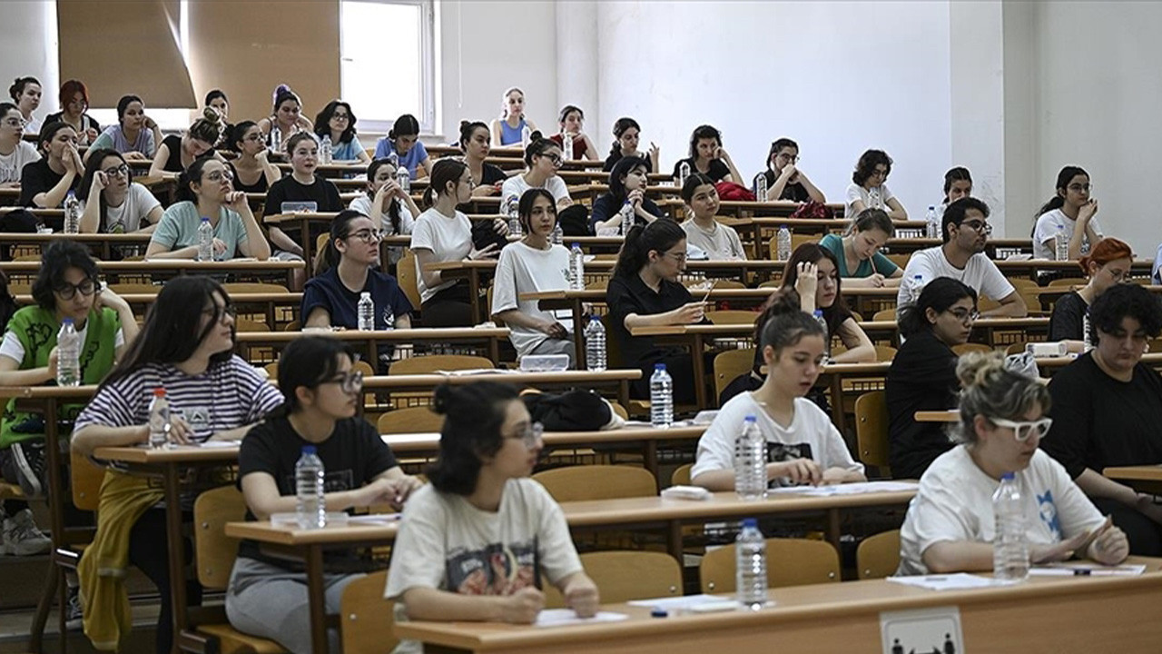 Ahdetti kadınlarımız! Dönmezler devrim yolundan!