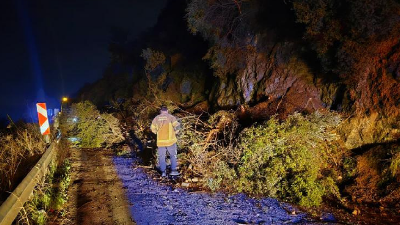 Bursa'da heyelan nedeniyle Mudanya-Altıntaş yolu ulaşıma kapandı
