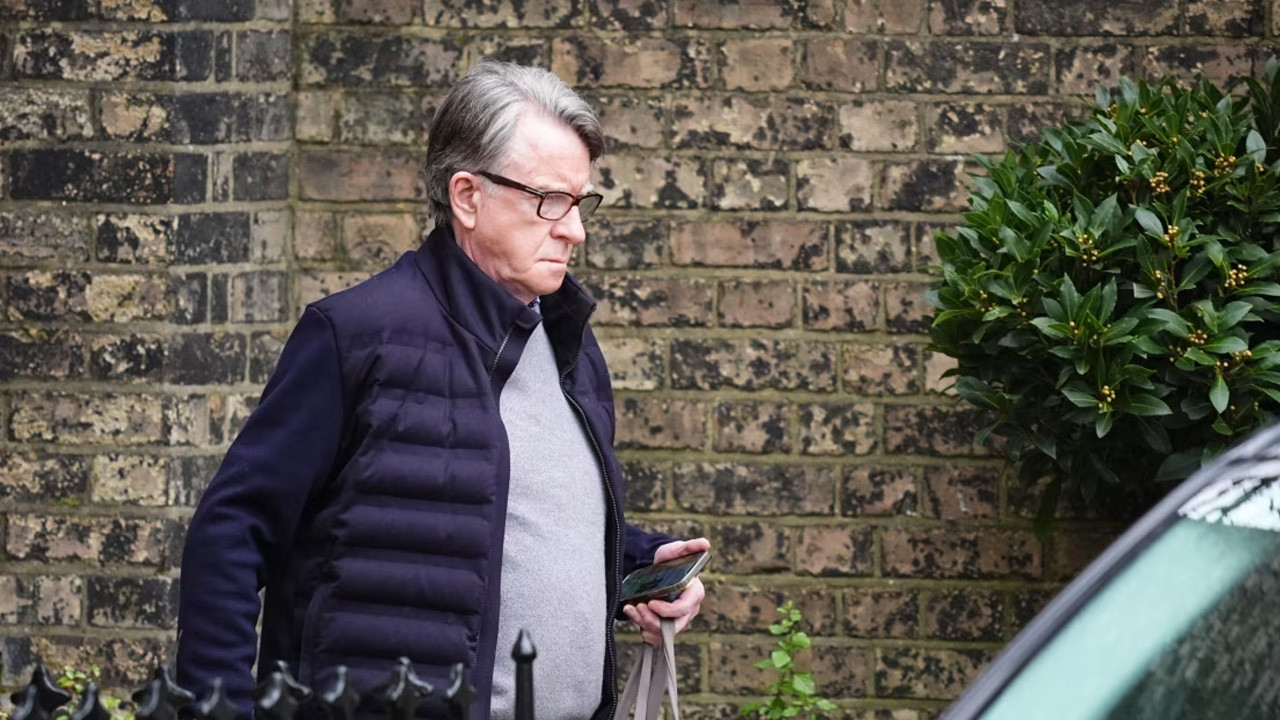 Devlet sırlarını Epstein'e sızdırdığı iddiası gündeme oturdu! Gözaltına alındı