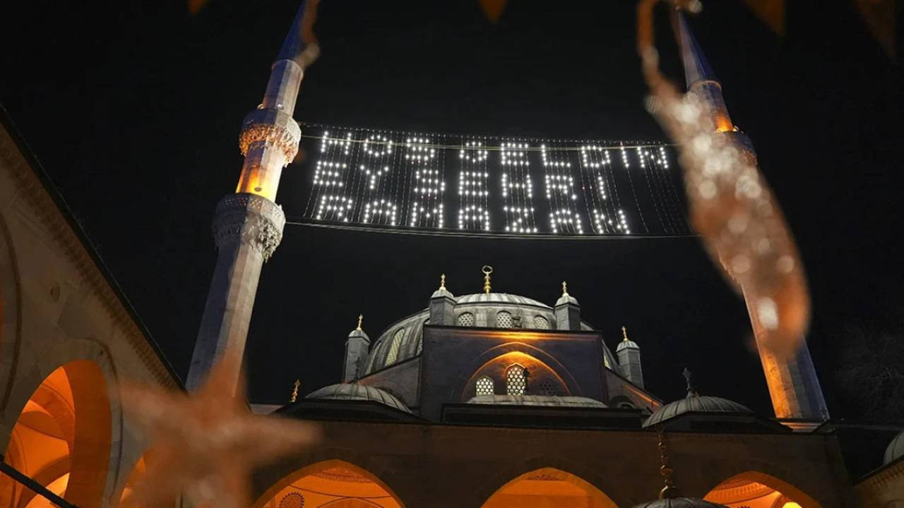 Ezan okunurken oruç açılır mı? Ezan okunur okunmaz su içilir mi?