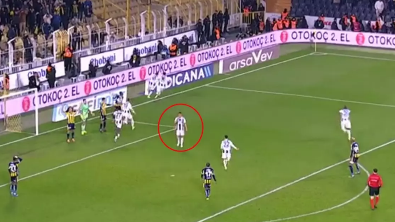 İrfan Can Kahveci'nin o hareketi gündem oldu! Takımı gol atınca...