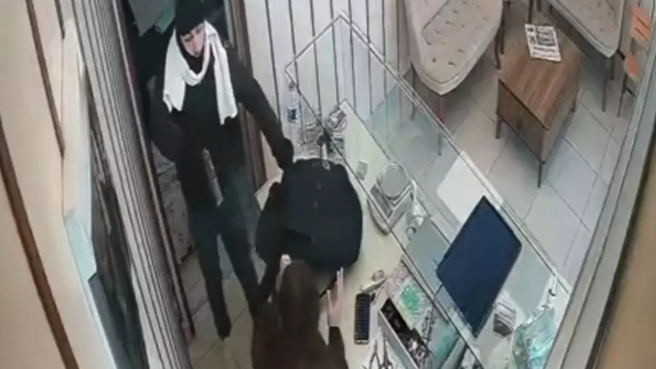 Malatya’da güpegündüz soygun! Kadın işletmecinin paniği kameraya yansıdı