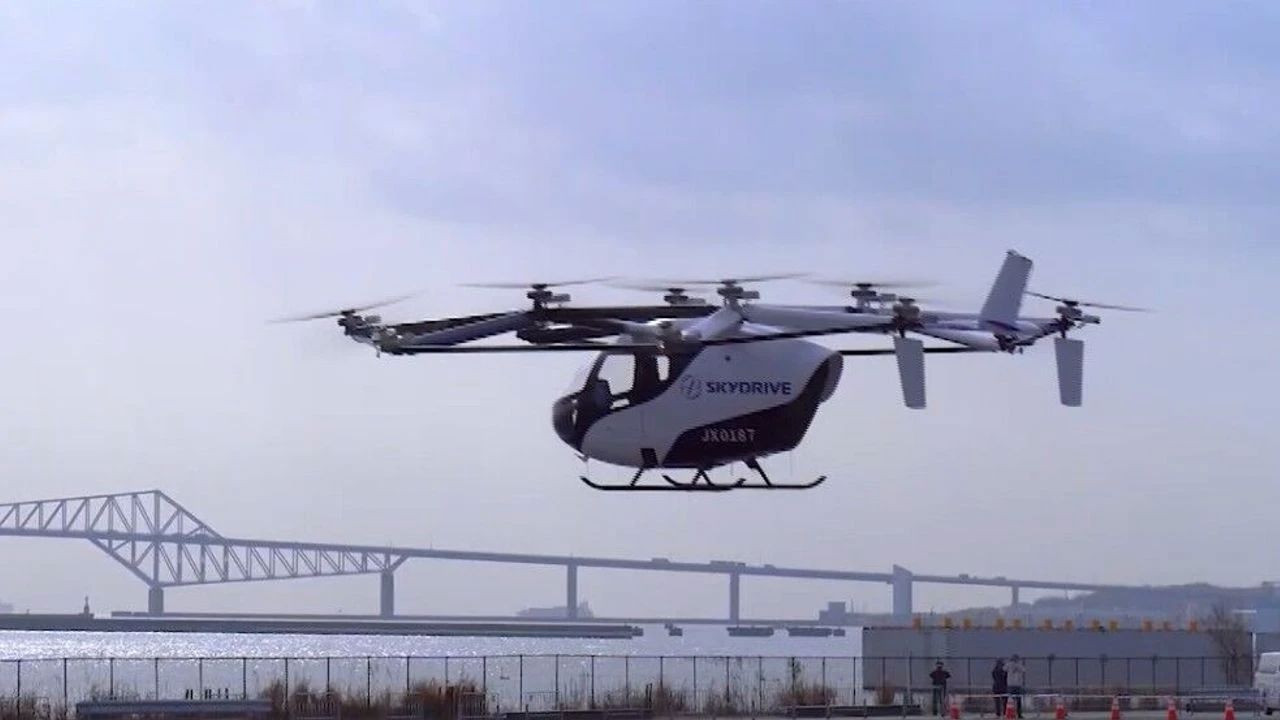 Gelecek geldi: Uçan araba gökyüzünde!