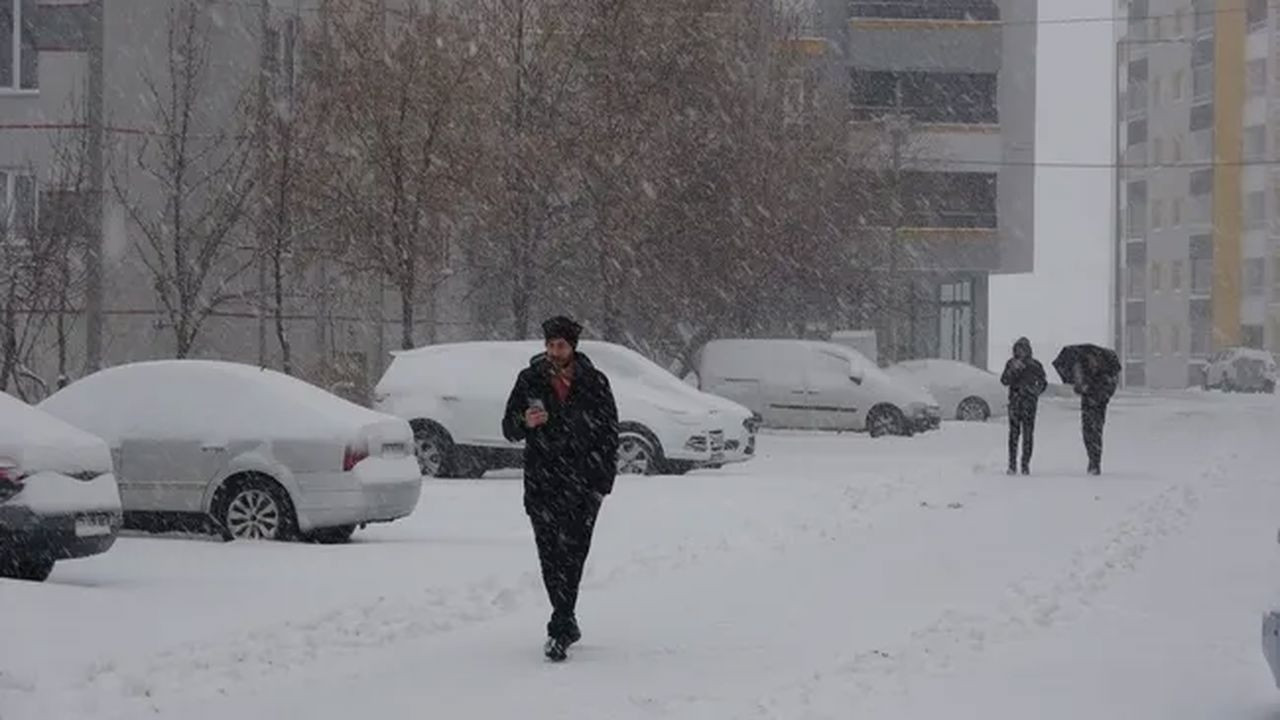 Bitlis’te kent merkezi beyaza büründü