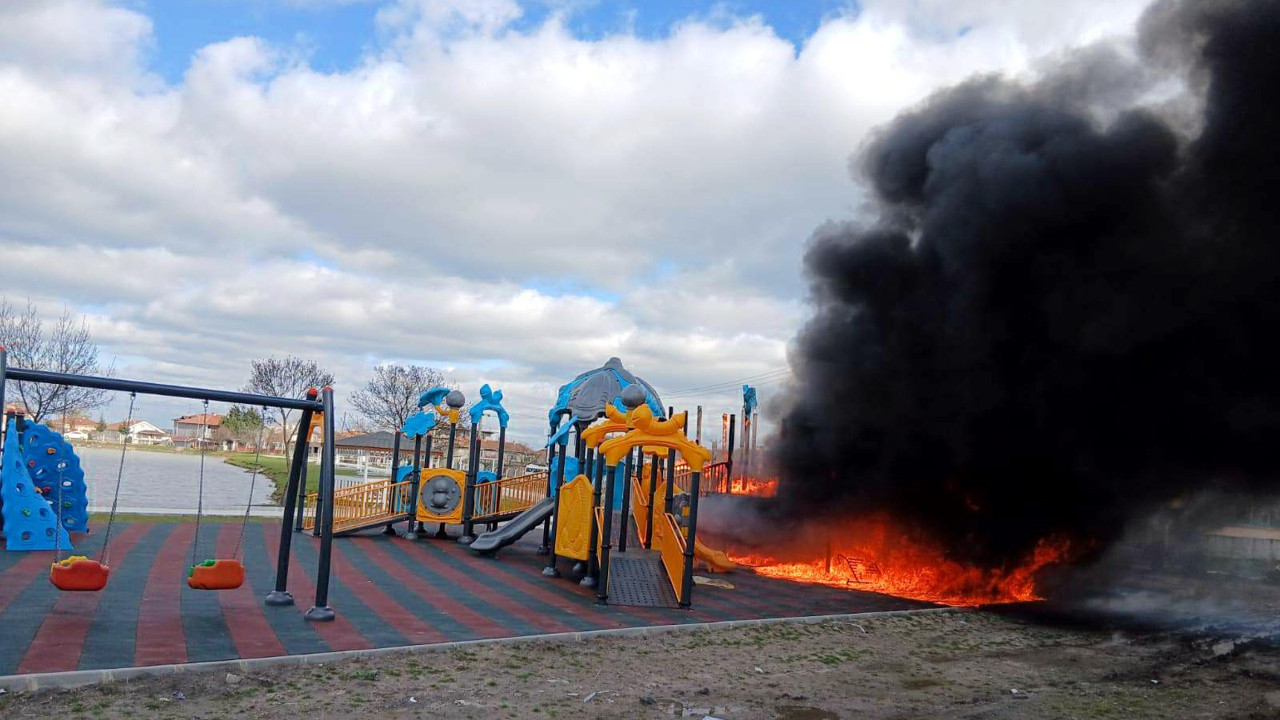 Çocuk parkında yangın! Yürekler ağza geldi