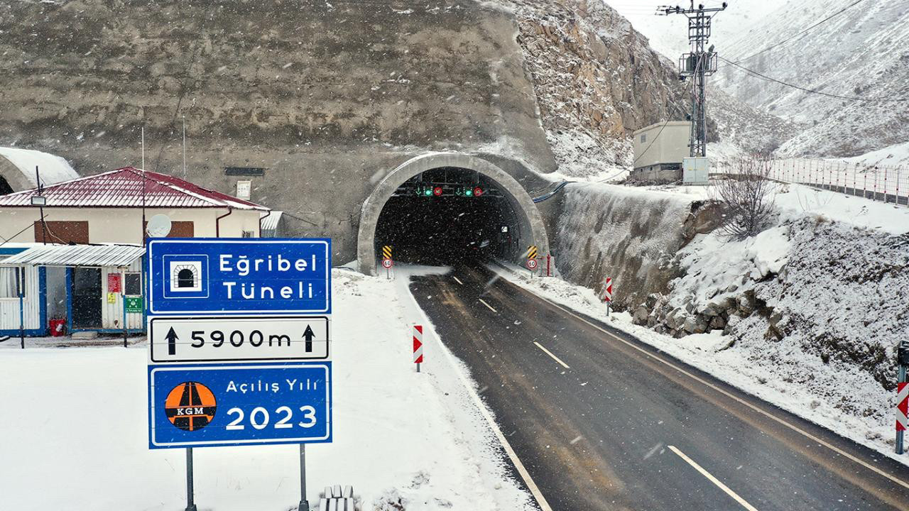 Eğribel Tüneli girişinde çığ düştü: Yol ulaşıma kapandıÜ