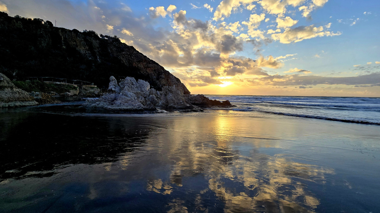 Hatay sahilinde gün batımında renk cümbüşü