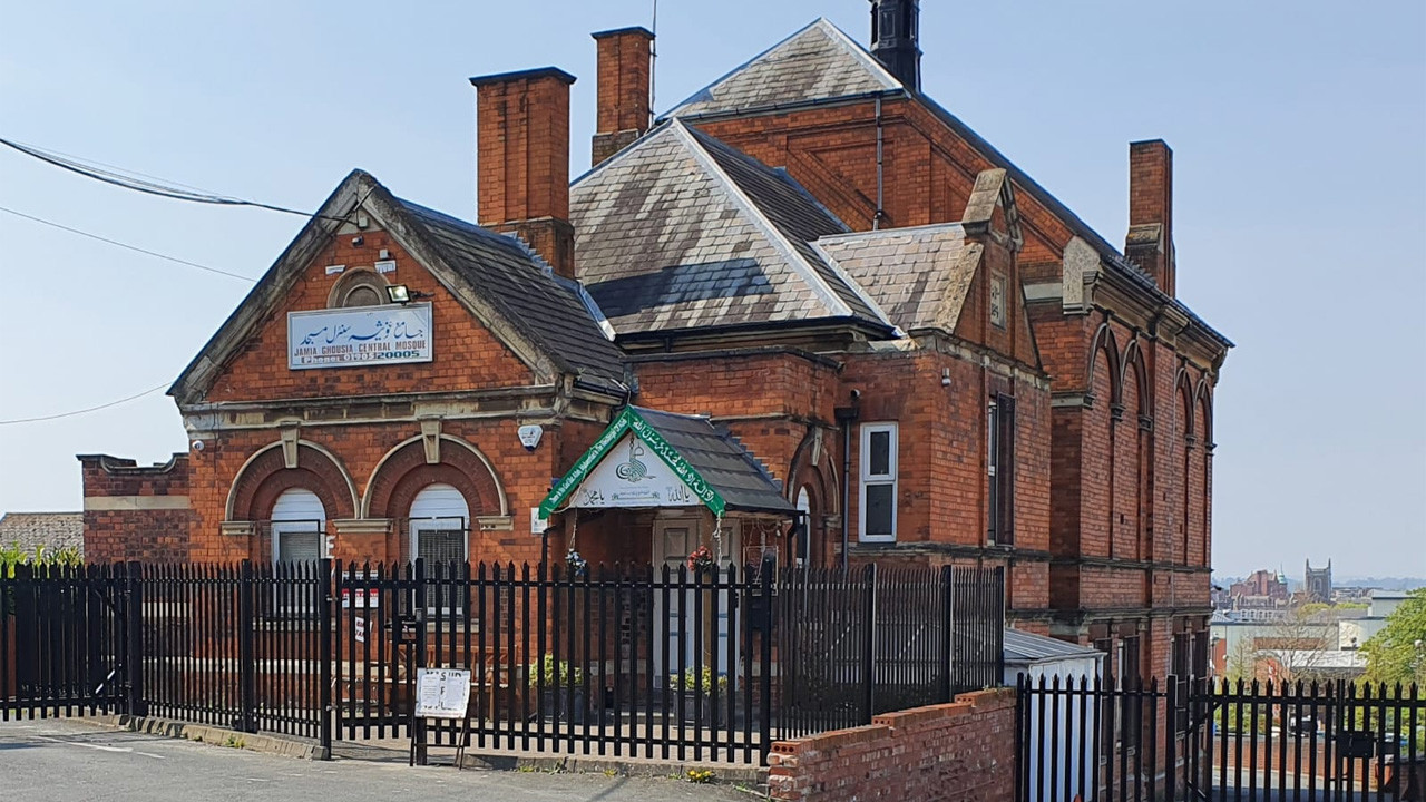 Nefret saldırısı girişimi! Binayı yakmaya çalıştı