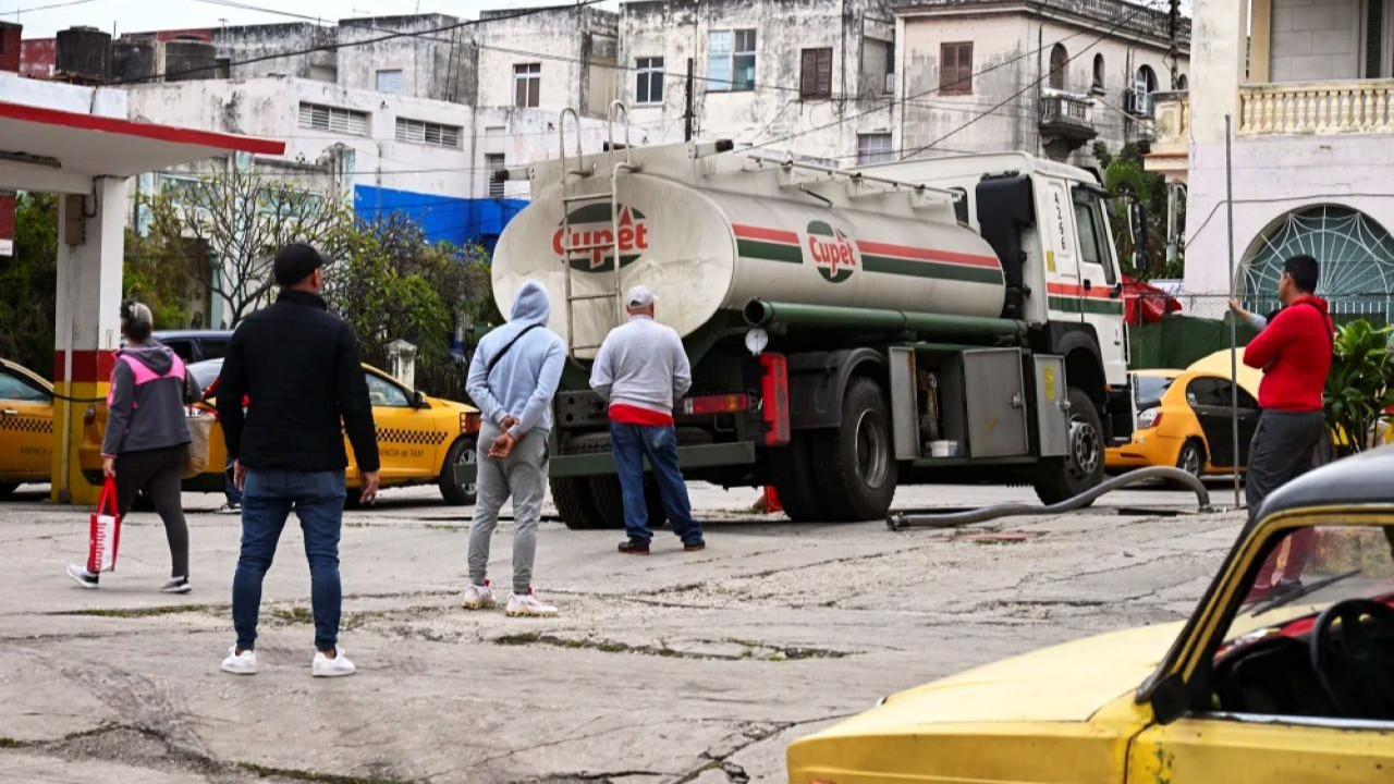 Rusya kriz içindeki Küba'ya petrol yardımı yapmayı değerlendiriyor