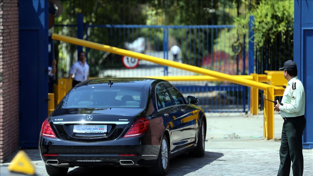 İngiltere, Tahran Büyükelçiliğini geçici olarak kapattı