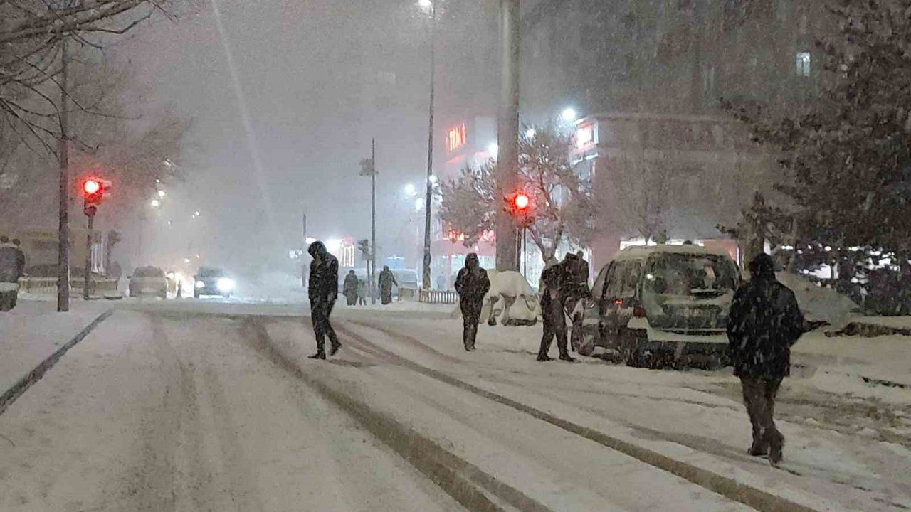 Sivas Koyulhisar’da eğitime kar arası