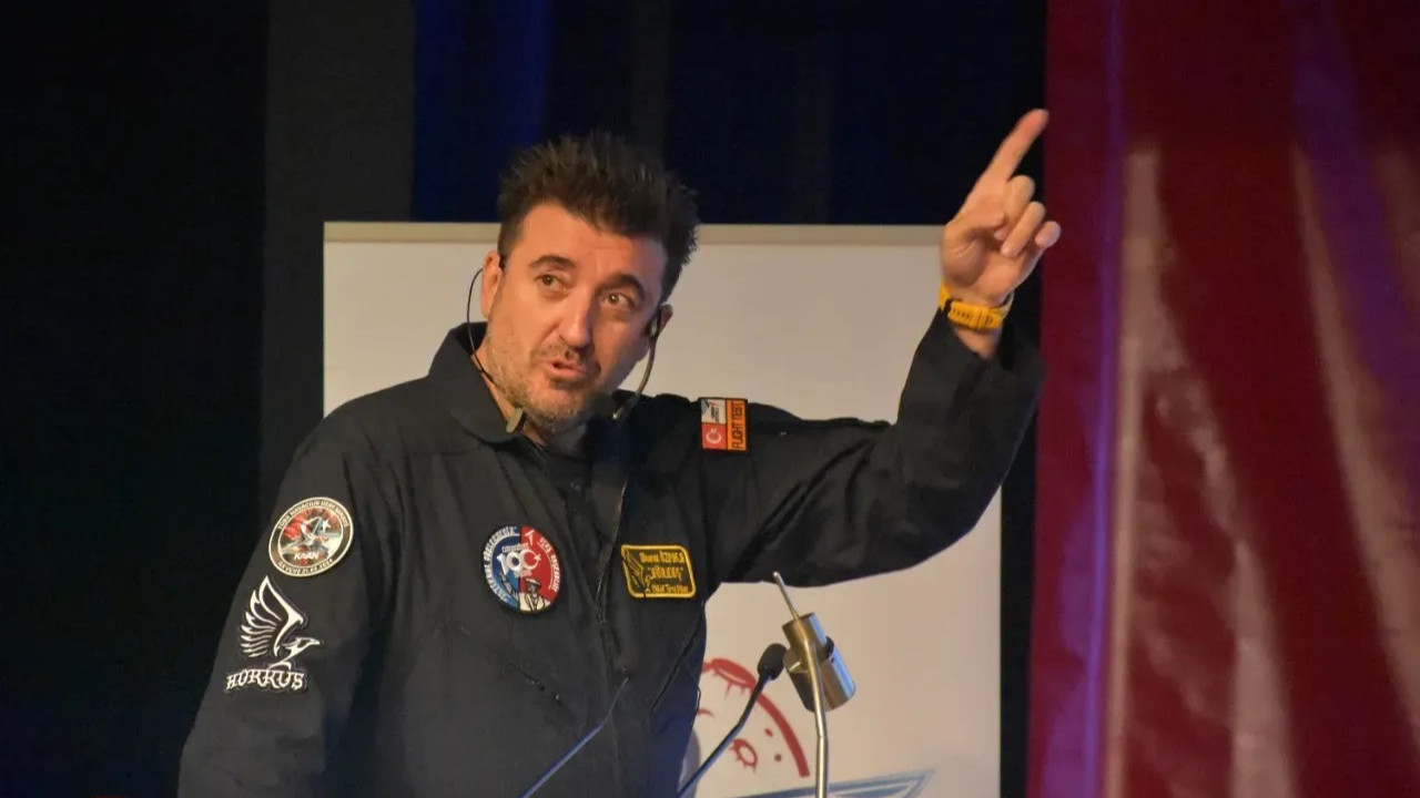 Türkiye'nin ilk deneysel test pilotu! Trabzon'da öğrencilerle bir araya geldi