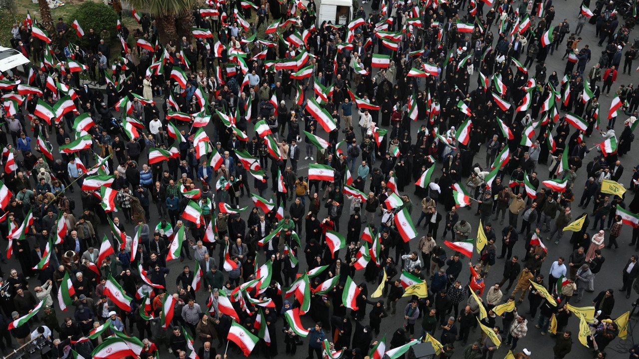 İsrail sığınaklara inerken İran meydanlara döküldü: Tahran’da kıyamet değil, kıyam var!