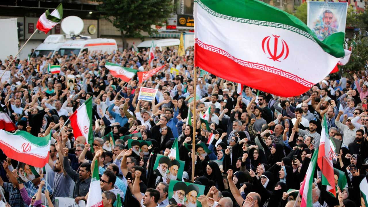 İsrailliler sığınaklarda İranlılar meydanlarda! İşte sokaklardan görüntüler...