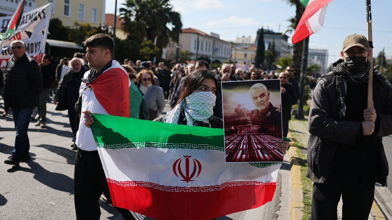 Atina, İran için ayağa kalktı: ABD ve İsrail büyükelçileri önünde eylemler düzenlendi