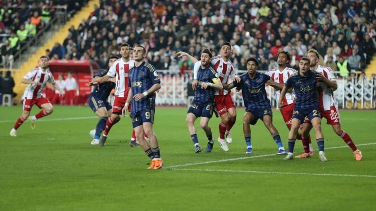 Fenerbahçe, Antalyaspor'la deplasmanda 2-2 berabere kaldı