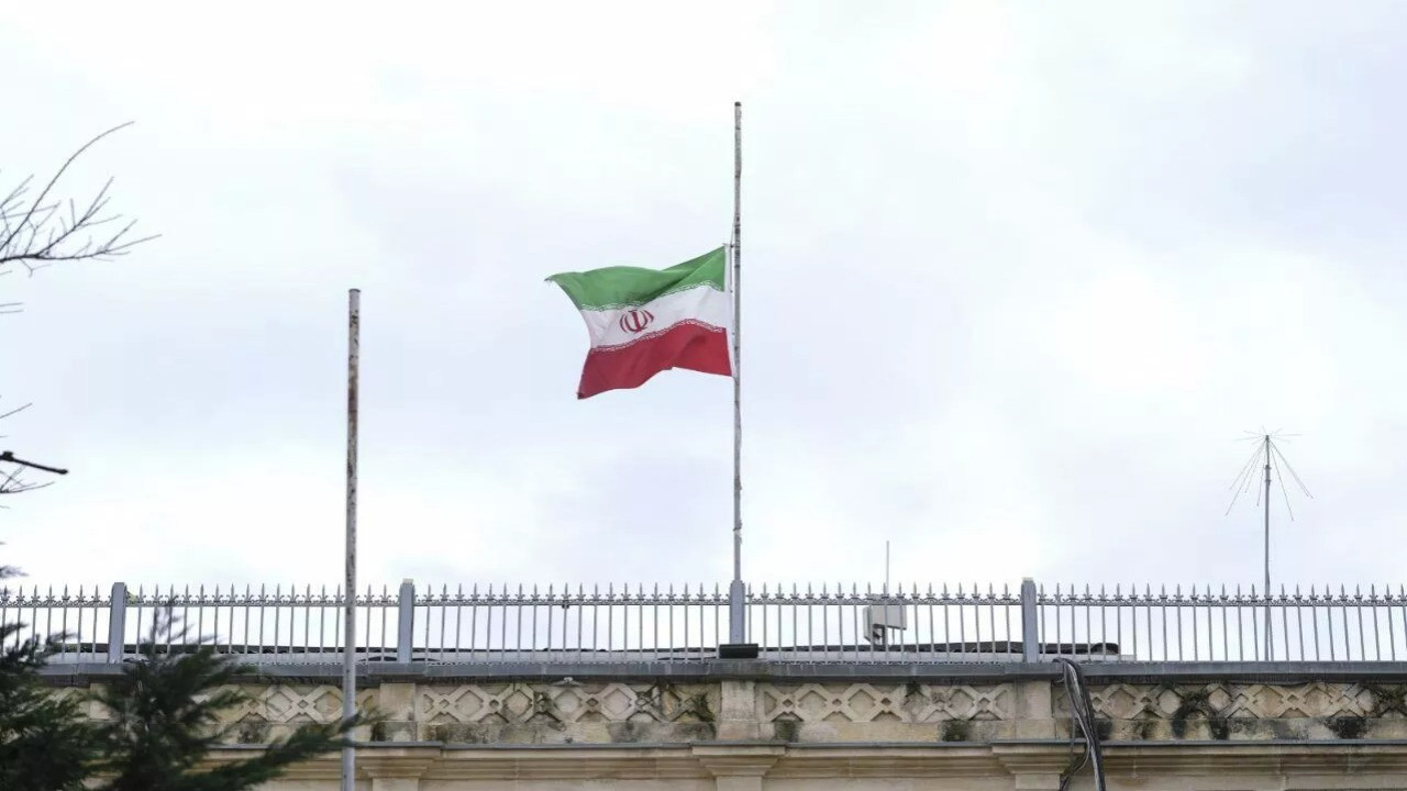 İran'ın İstanbul Başkonsolosluğunda bayraklar yarıya indirildi