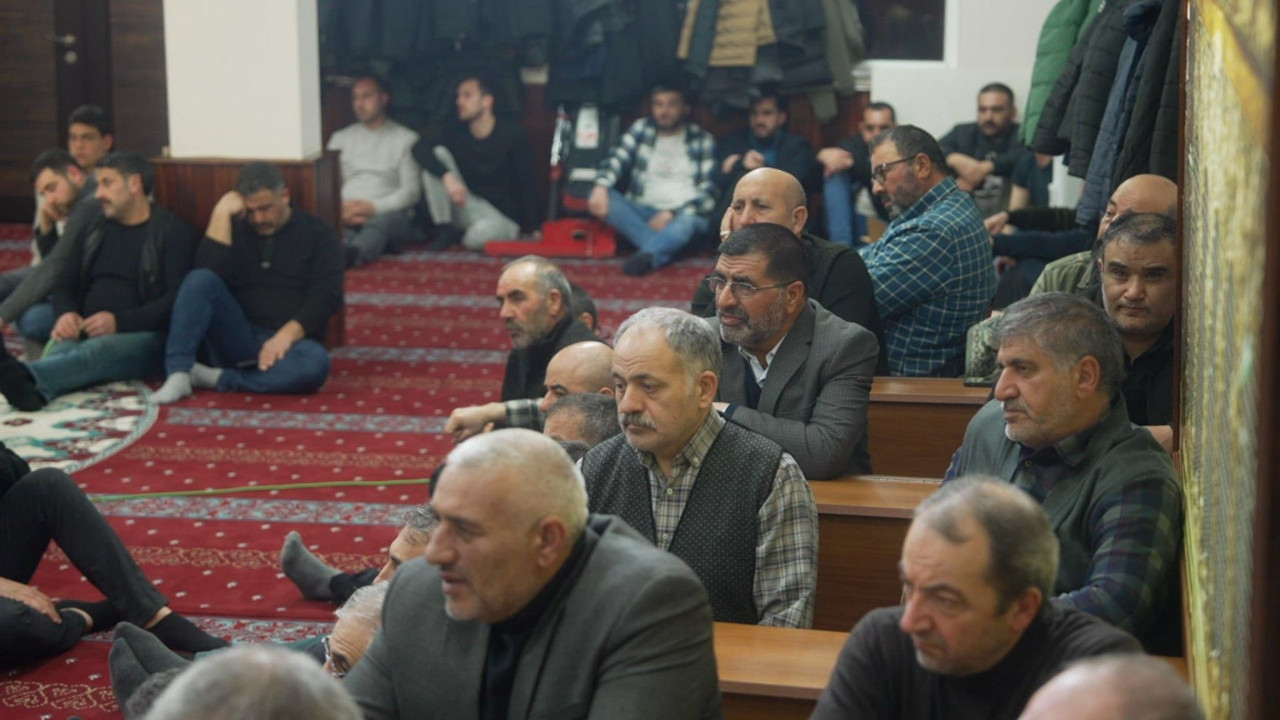 Kars’ta Hamaney için saf tutuldu: ABD ve İsrail’e karşı birlik mesajı