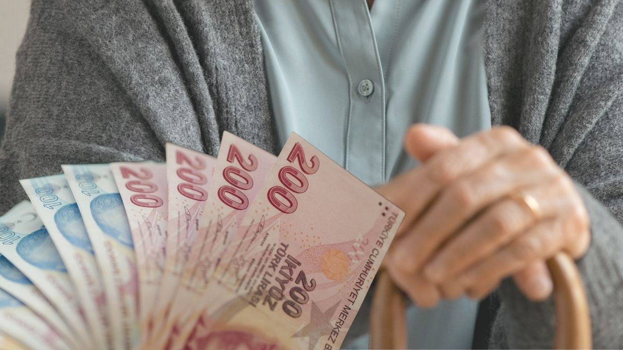 Milyonlarca emekli bekliyordu! AK Parti'den bayram ikramiyesi açıklaması