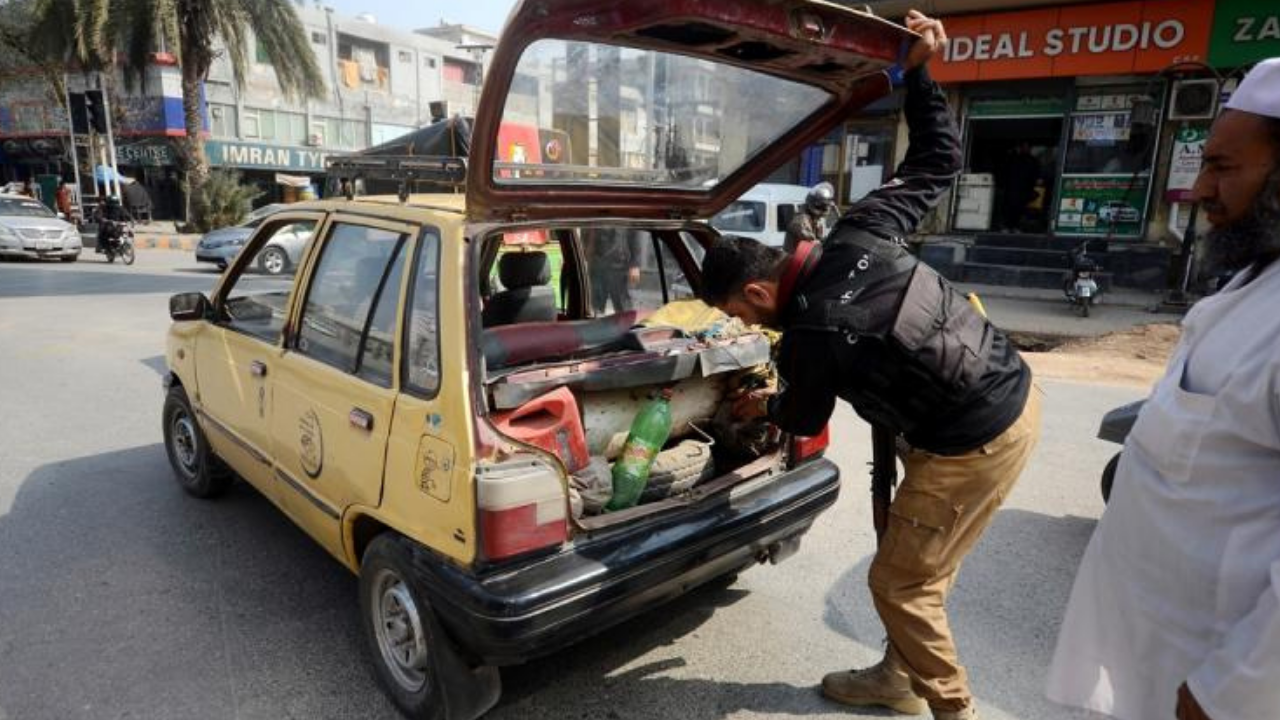 Pakistan'da sokağa çıkma yasağı ilan edildi