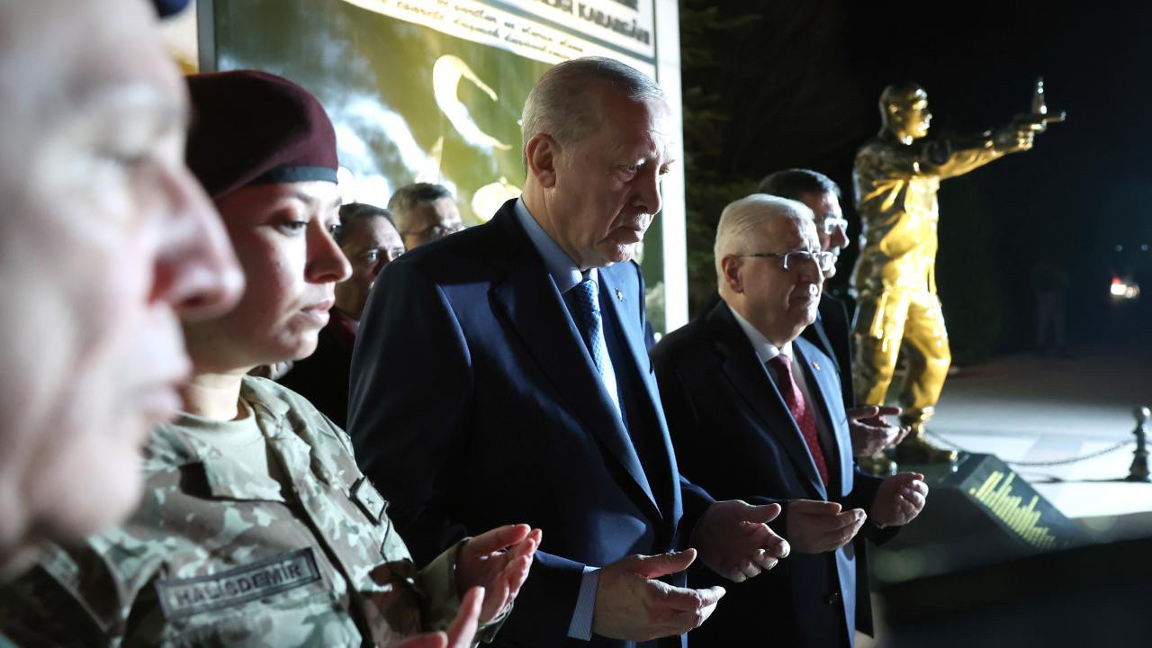 Cumhurbaşkanı Erdoğan, Ömer Halisdemir anıtı önünde dua etti