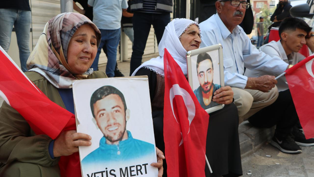 Van’da evlat nöbeti devam ediyor: ‘Çocuklarımızı gömmeyelim, silahları gömelim’