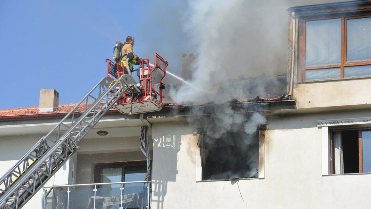Manisa'da 4 katlı binada yangın